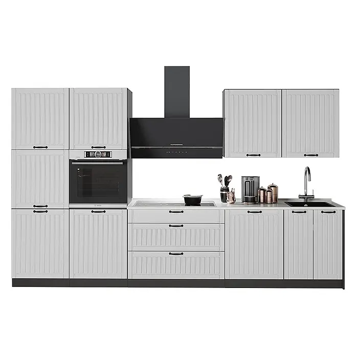 Vicco Küchenzeile - Breite: 340 cm, Weiß Landhaus, Ohne Elektrogeräte - Helle graue Küche mit schwarzen Geräten und weißer Arbeitsplatte.