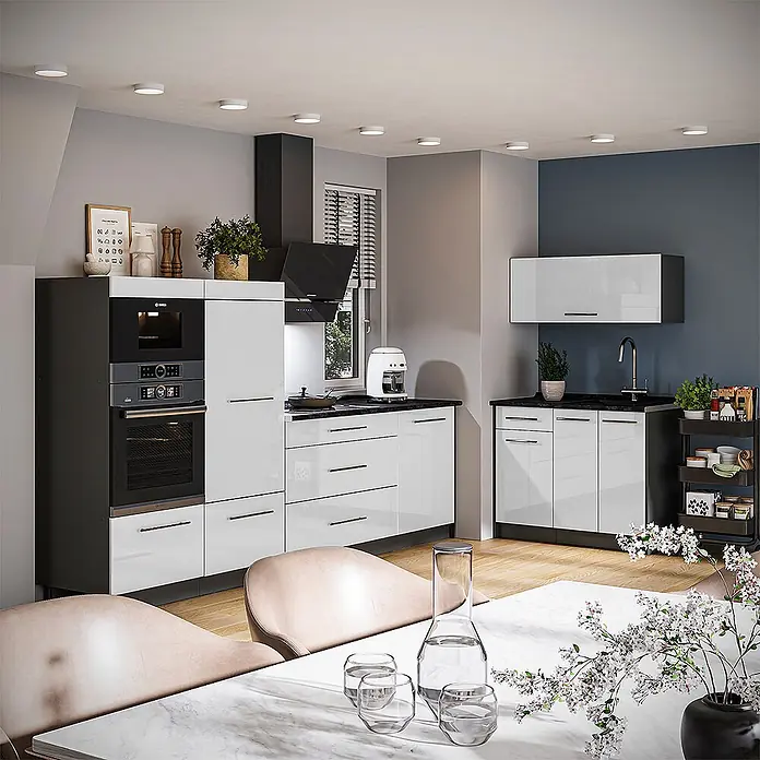 Vicco Küchenzeile - Weiß Hochglanz, Ohne Elektrogeräte - Moderne Küche mit weißen Hochglanzschränken, schwarzen Arbeitsplatten, integriertem Backofen und Mikrowelle sowie einem Essbereich.