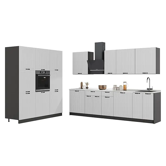 Vicco Küchenzeile - Breite: 460 cm, Weiß Landhaus, Ohne Elektrogeräte - Weiße vertäfelte Küchenschränke mit schwarzen Griffen, integriertem Ofen, Spüle und Dunstabzugshaube, mit dunkelgrauen Akzenten.