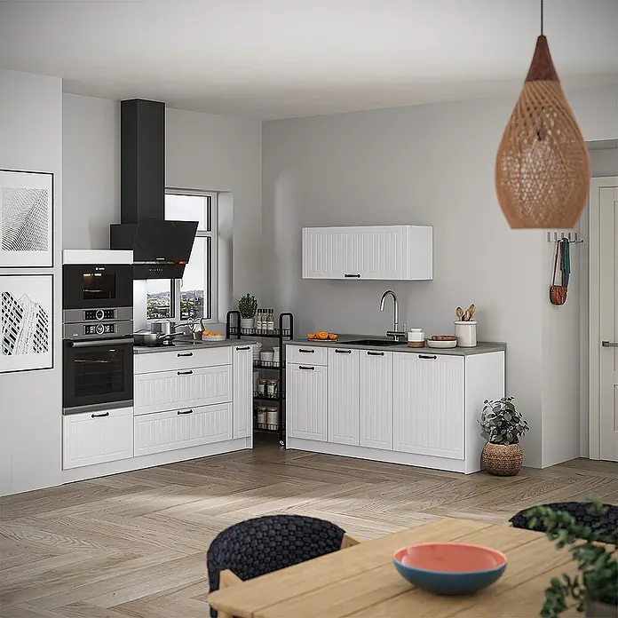 Vicco Küchenzeile - Breite: 340 cm, Weiß Landhaus, Ohne Elektrogeräte - Moderne weiße Küche mit Einbaugeräten, schwarzer Dunstabzugshaube und Holzboden in einem hellen Raum.