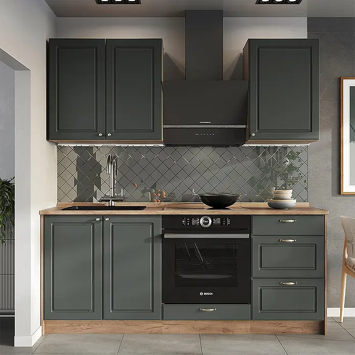 Vicco Singleküche - Breite: 190 cm, Grün-Gold Landhaus, Mit AP Anthrazit - Moderne Küche mit dunkelgrauen Schranktüren, Holz-Arbeitsplatte, schwarzem Backofen und Dunstabzugshaube, vor grauem Fliesenspiegel.