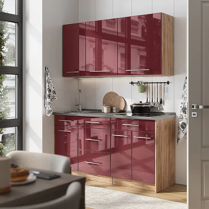 Vicco Singleküche - Bordeaux Hochglanz, Mit AP Eiche - Moderne Küche mit hochglänzenden weinroten Schränken, Holzdetails und grauer Arbeitsplatte, inklusive Spüle und Kochfeld.
