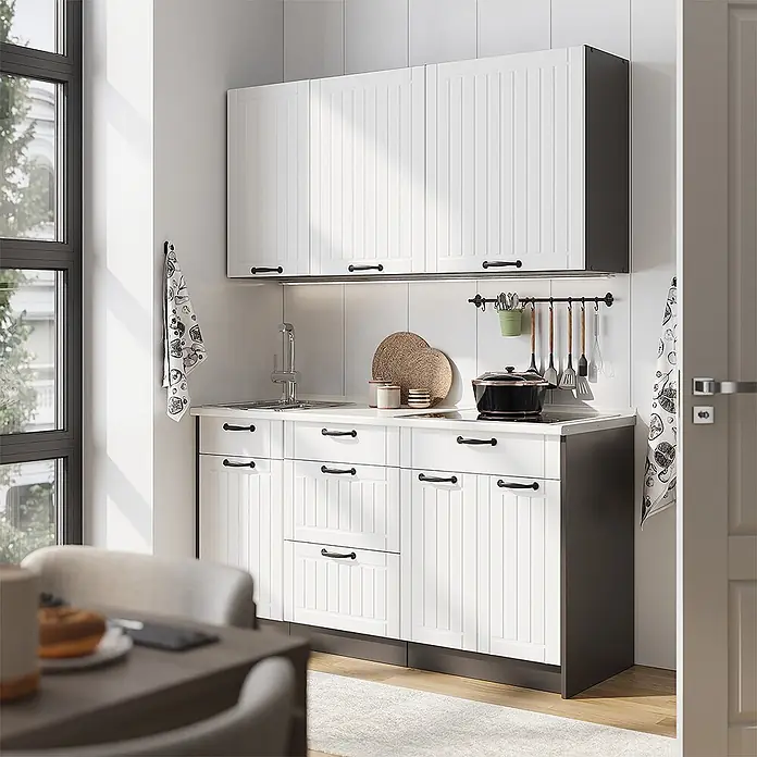 Vicco Singleküche - Breite: 150 cm, Weiß Landhaus, Ohne AP - Weiße Küchenschränke mit Lamellenfronten und dunkelgrauen Details in einer kompakten Küche. Mit Spüle, Kochfeld und schwarzen Griffen.