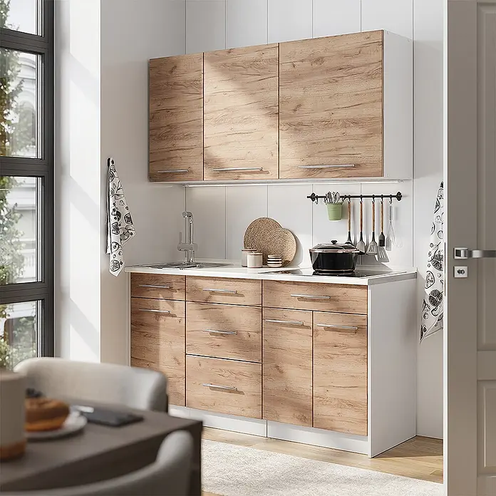 Vicco Singleküche - Breite: 150 cm, Goldkraft Eiche, Mit AP Eiche - Moderne Küchenzeile mit hellen Holzmaserungsschränken, weißen Arbeitsplatten und Spüle, mit Küchenutensilien und Topf arrangiert.