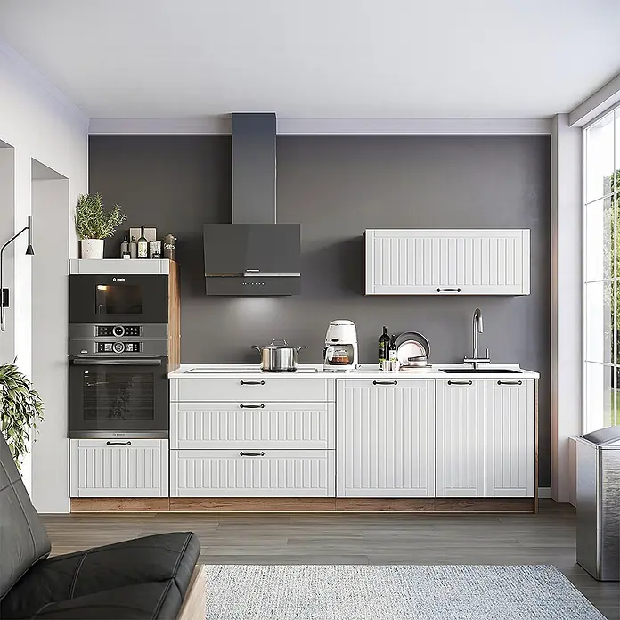 Vicco Küchenzeile - Breite: 280 cm, Weiß Landhaus, Ohne Elektrogeräte - Elegante moderne Küche mit weißen Schränken, Holzdetails und Einbaugeräten an einer dunklen Wand.