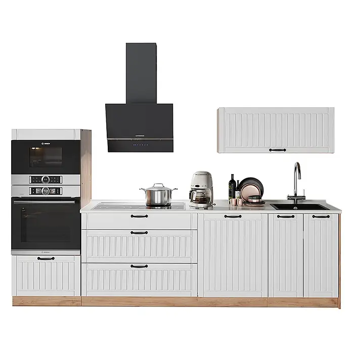 Vicco Küchenzeile - Breite: 280 cm, Weiß Landhaus, Ohne Elektrogeräte - Weiße Küche mit Bosch Öfen, Kuppersberg Dunstabzugshaube, weißen Schränken mit Holzsockel, schwarzer Spüle und Kochfeld.