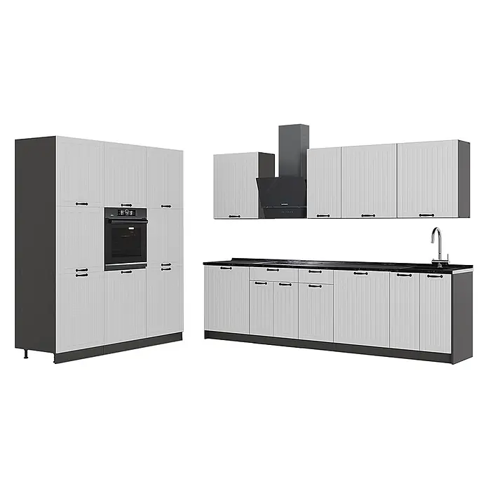 Vicco Küchenzeile - Breite: 460 cm, Weiß Landhaus, Ohne Elektrogeräte - Moderne weiße Küchenzeile mit vertikalen Paneelschranktüren, schwarzen Griffen, dunklen Arbeitsplatten und integriertem Ofen, Spüle und Kochfeld.