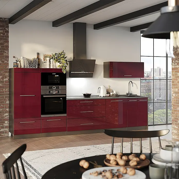 Vicco Küchenzeile - Bordeaux Hochglanz, Ohne Elektrogeräte - Moderne Küche mit hochglänzenden, tiefroten Schränken, integriertem Backofen, Mikrowelle, Kochfeld und Spüle.