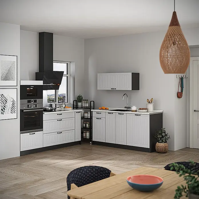 Vicco Küchenzeile - Breite: 340 cm, Weiß Landhaus, Ohne Elektrogeräte - Moderne Küche mit weißen Schranktüren im Shaker-Stil, dunkelgrauen Arbeitsplatten und integrierten Geräten, in einem hellen Raum.