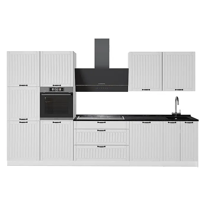 Vicco Küchenzeile - Breite: 340 cm, Weiß Landhaus, Ohne Elektrogeräte - Weiße Küchenzeile mit schwarzen Griffen, Arbeitsplatte und Geräten wie Backofen, Kochfeld und Dunstabzug, sowie Spüle mit Wasserhahn.
