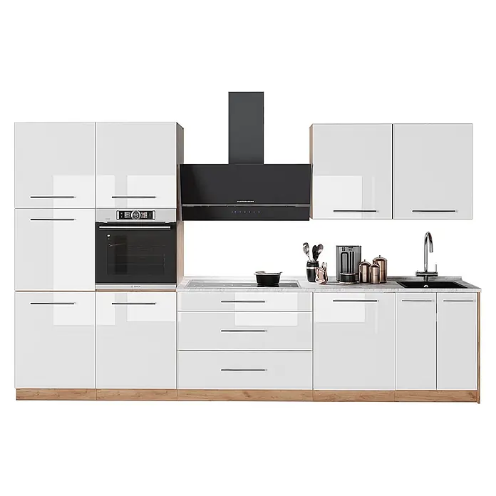 Vicco Küchenzeile - Weiß Hochglanz, Ohne Elektrogeräte - Moderne weiße Küche mit Hochglanzschränken, integriertem Backofen, schwarzem Kochfeld, Spüle und Dunstabzugshaube auf Holzsockel.
