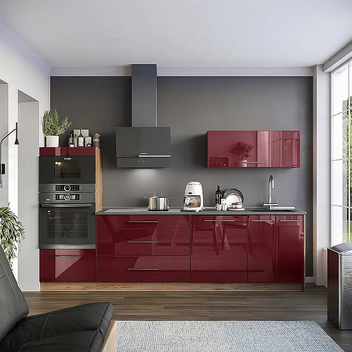 Vicco Küchenzeile - Breite: 280 cm, Bordeaux Hochglanz, Ohne Elektrogeräte - Eine moderne Küche mit hochglänzenden, dunkelroten Schränken, integriertem Backofen und Dunstabzugshaube.