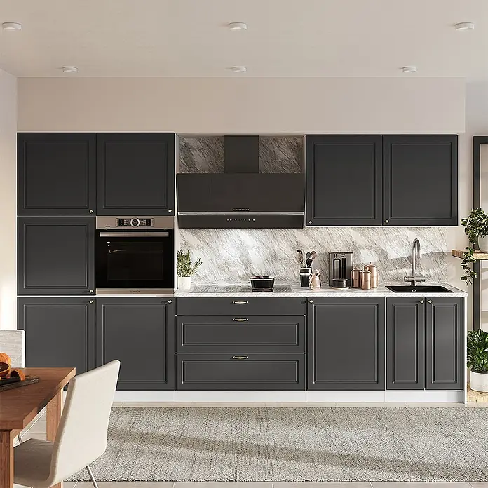 Vicco Küchenzeile - Breite: 340 cm, Anthrazit-Gold Landhaus, Ohne Elektrogeräte - Moderne dunkelgraue Küche mit Paneel-Schränken, Marmorrückwand und integrierten Geräten wie Backofen und Dunstabzugshaube.