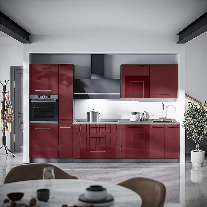 Vicco Küchenzeile - Bordeaux Hochglanz, Ohne Elektrogeräte - Moderne Küche mit hochglänzenden, dunkelroten Schränken, integriertem Backofen und dunkelgrauer Dunstabzugshaube.
