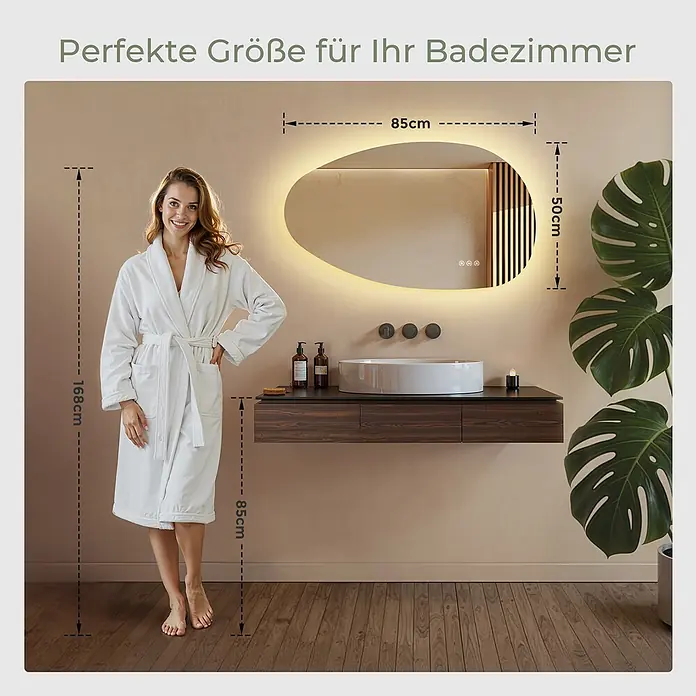 S'AFIELINA Lichtspiegel Forma 850 × 500 mm - 85 x 50 cm - Beleuchteter, unregelmäßig geformter Spiegel (85x50cm) über einem 85cm hohen Waschtisch in einem modernen Bad, mit 168cm großer Frau.