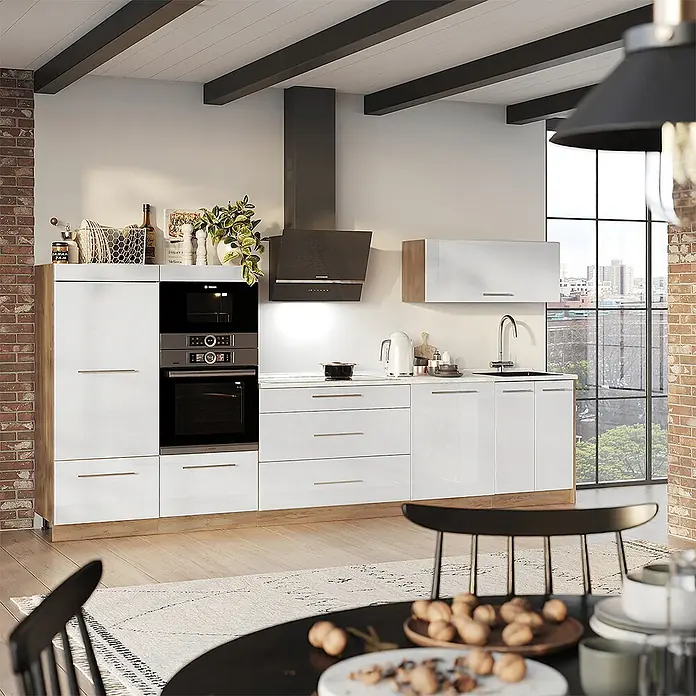 Vicco Küchenzeile - Weiß Hochglanz, Ohne Elektrogeräte - Moderne hochglanzweiße Küche mit Holzdetails, integrierten Geräten und dunkler Dunstabzugshaube in einem modernen Raum.