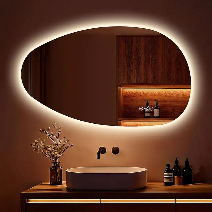 S'AFIELINA Lichtspiegel Forma 850 × 500 mm - 85 x 50 cm - Organisch geformter, hinterleuchteter Spiegel über einem modernen Waschbecken, der einen warmen Holzwaschtisch ergänzt.