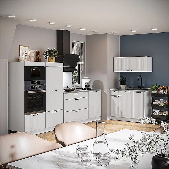 Vicco Küchenzeile - Breite: 380 cm, Weiß Landhaus, Ohne Elektrogeräte - Weiße moderne Küche mit integrierten Geräten, geriffelten Schranktüren und funktionaler Anordnung.