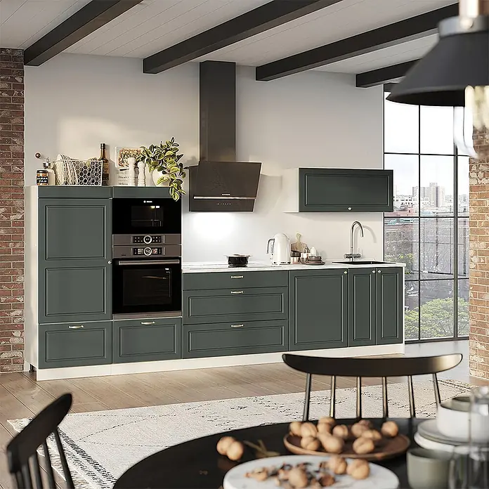 Vicco Küchenzeile - Breite: 340 cm, Grün-Gold Landhaus, Ohne Elektrogeräte - Dunkelgrüne Küchenschränke mit Paneeltüren und goldener Hardware, inklusive Einbauofen, Mikrowelle und Dunstabzugshaube in einer modernen Küche.