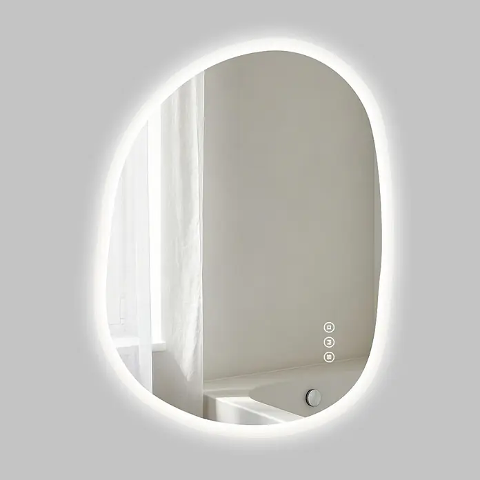 S'AFIELINA Lichtspiegel Mora - 80 x 60 cm, Leuchtmittel - Unregelmäßig geformter, LED-beleuchteter Spiegel mit Touch-Bedienelementen, der ein modernes Badezimmer mit Fenster und Vorhängen widerspiegelt.