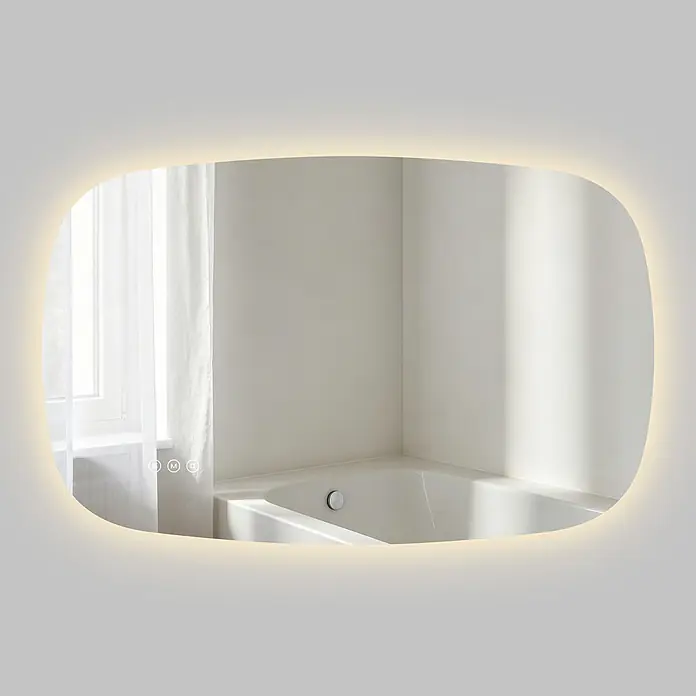 S'AFIELINA Lichtspiegel Pebble 950 × 600 mm - 95 x 60 cm - Hinterleuchteter rechteckiger Spiegel mit abgerundeten Ecken, zeigt Berührungssteuerungen und spiegelt ein helles Badezimmer mit Fenster und Badewanne.