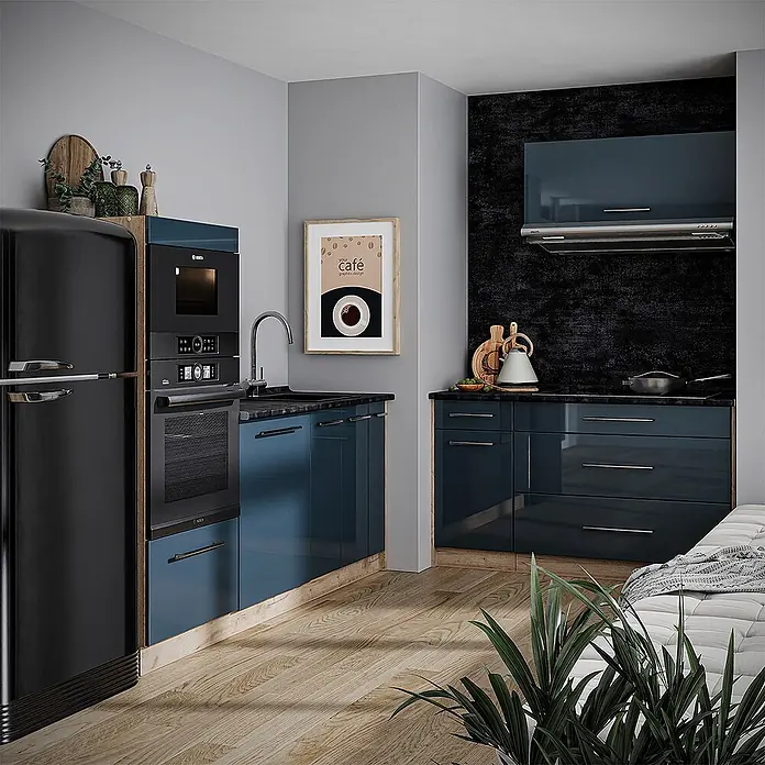 Vicco Küchenzeile - Dunkelblau Hochglanz, Ohne Elektrogeräte - Moderne Küche mit glänzenden dunkelblauen Schränken, schwarzen Geräten und einer schwarzen Arbeitsplatte, auf hellem Holzfußboden.