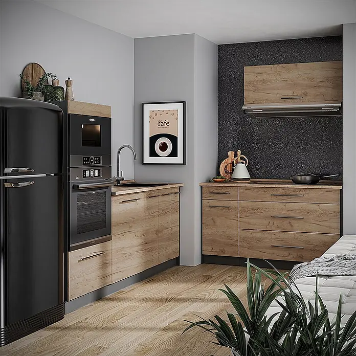 Vicco Küchenzeile - Breite: 340 cm, Goldkraft Eiche, Ohne Elektrogeräte - Moderne Küche mit hellen Holzoptik-Schränken, schwarzen Einbaugeräten und Kühlschrank, funktional angeordnet.