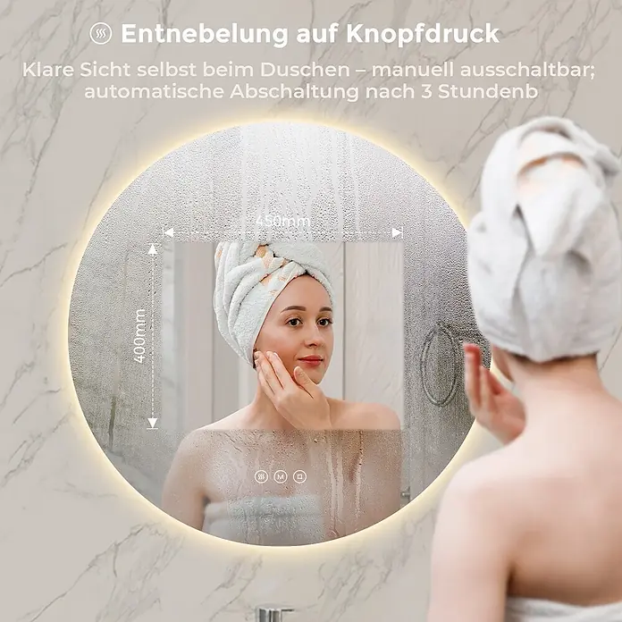 S'AFIELINA Lichtspiegel Luna Ø 800 mm - 80 x 80 cm - Ein runder LED-Spiegel mit entnebeltem Bereich, zeigt eine Frau nach dem Duschen. Die klare Fläche ist 400x450mm groß.