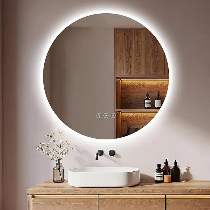 S'AFIELINA Lichtspiegel Luna Ø 800 mm - 80 x 80 cm - Runder LED-beleuchteter Badezimmerspiegel mit Touch-Steuerung, über einem weißen Waschbecken an einem modernen Holzwaschtisch montiert.