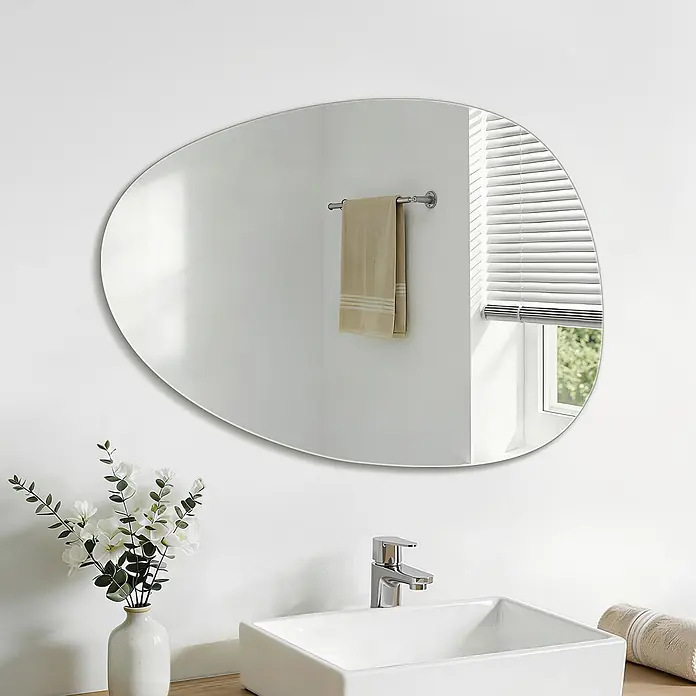 S'AFIELINA Wandspiegel Forma Pure 750 × 550 mm - 75 x 55 cm - Asymmetrischer, rahmenloser Spiegel in organischer Form, über einem modernen weißen Waschbecken montiert.