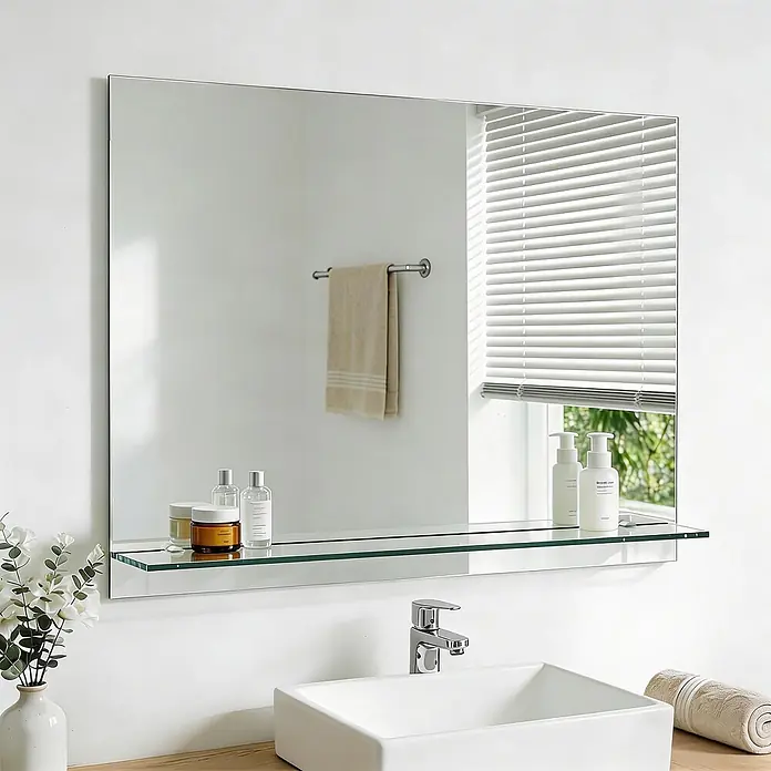 S'AFIELINA Ablagespiegel Linear - 80 cm x 10 mm x 60 cm - Rechteckiger rahmenloser Badezimmerspiegel mit integrierter Glasablage, über einem Waschbecken montiert und Toilettenartikel haltend. Bietet praktischen Stauraum.
