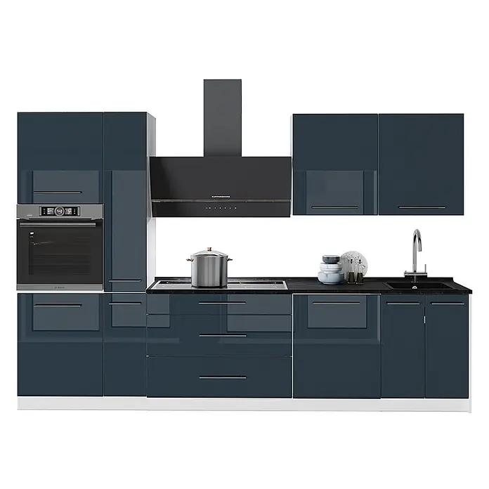 Vicco Küchenzeile - Breite: 310 cm, Dunkelblau Hochglanz, Ohne Elektrogeräte - Moderne Küche mit hochglänzenden dunkelblauen Schränken, schwarzen Arbeitsplatten, Einbauofen, Kochfeld, Dunstabzugshaube und Spüle.