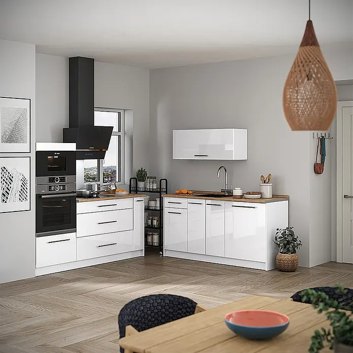 Vicco Küchenzeile - Breite: 340 cm, Weiß Hochglanz, Ohne Elektrogeräte - Moderne weiße Hochglanzküche mit Holztheken, integrierten Geräten und schwarzer Dunstabzugshaube in einem geräumigen Zimmer.