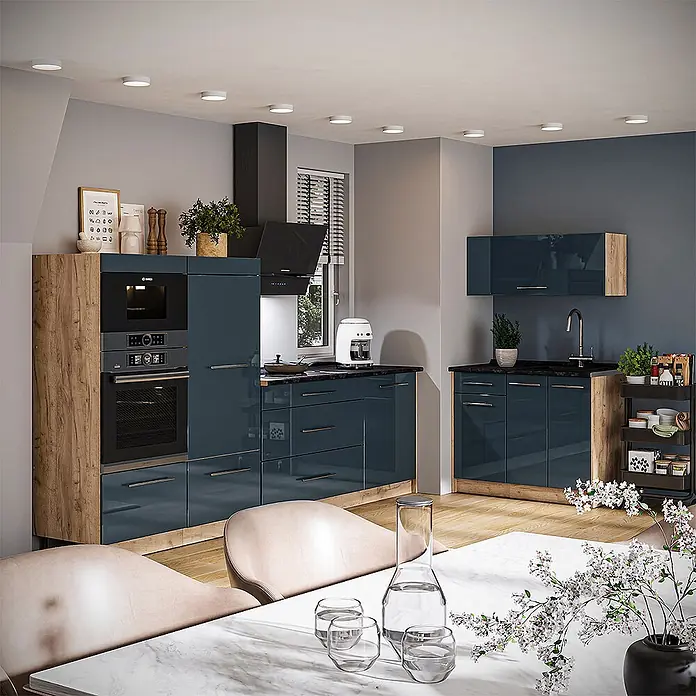 Vicco Küchenzeile - Dunkelblau Hochglanz, Ohne Elektrogeräte - Moderne Küche mit dunkelblauen Hochglanzschränken, hellen Holz Akzenten, integrierten Geräten und einem Essbereich, funktionelles Design zeigend.