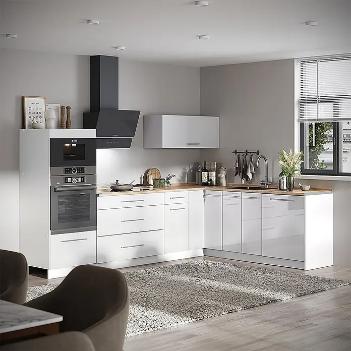 Vicco Eckküche - B x T: 287 x 60 cm, Weiß Hochglanz, Ohne Elektrogeräte - Moderne L-förmige Küche mit hochglänzenden weißen Schränken, heller Holztheke und integrierten dunkelgrauen Geräten wie Backofen und Mikrowelle.