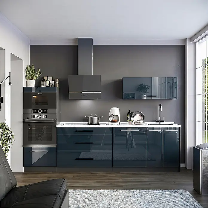 Vicco Küchenzeile - Breite: 280 cm, Dunkelblau Hochglanz, Ohne Elektrogeräte - Moderne Küche mit eleganten, hochglänzenden dunkelblauen Schränken, integrierten Geräten und heller Arbeitsplatte.