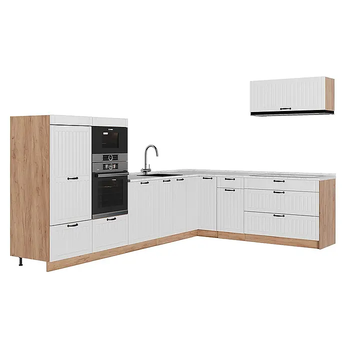 Vicco Eckküche - Weiß Landhaus, Ohne Elektrogeräte - L-förmige Küche mit weißen Paneel-Schränken, hellen Holzdetails, schwarzen Griffen, integriertem Ofen, Kochfeld, Spüle und passendem Hängeschrank.