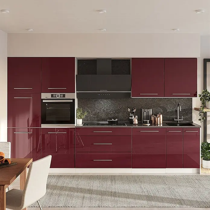 Vicco Küchenzeile - Bordeaux Hochglanz, Ohne Elektrogeräte - Moderne Küche mit glänzenden burgunderroten Schränken, integriertem Backofen, Kochfeld und Spüle.