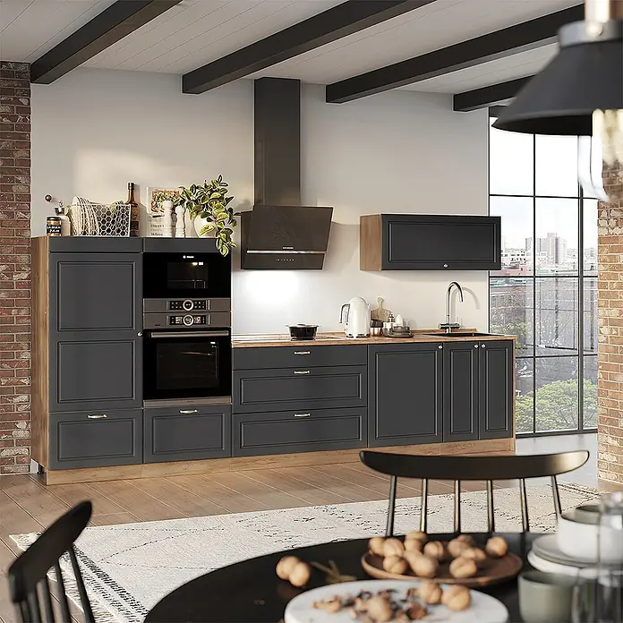 Vicco Küchenzeile - Breite: 340 cm, Anthrazit-Gold Landhaus, Ohne Elektrogeräte - Moderne dunkelgraue Küchenschränke mit Holzakzenten, Einbaugeräten und einer hellen Holzarbeitsplatte in einer geräumigen Küche.