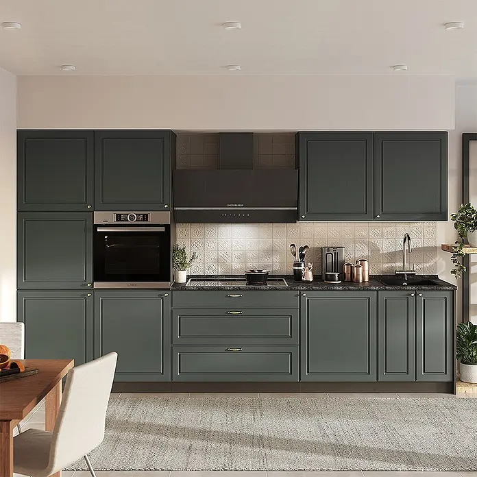 Vicco Küchenzeile - Breite: 340 cm, Grün-Gold Landhaus, Ohne Elektrogeräte - Dunkelgrüne Paneelküche mit Messinggriffen, integriertem Backofen, Kochfeld und Spüle.
