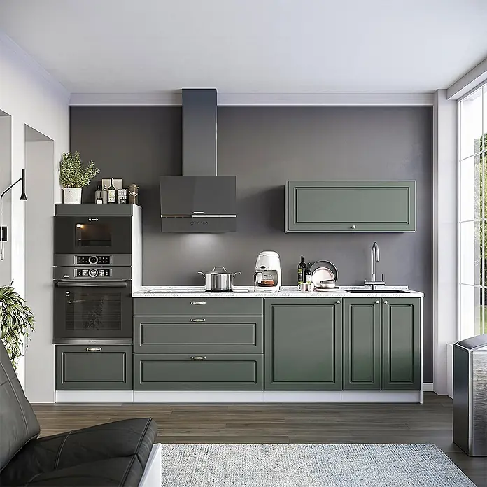 Vicco Küchenzeile - Breite: 280 cm, Grün-Gold Landhaus, Ohne Elektrogeräte - Eine moderne Küche mit dunkelgrünen Unter- und Oberschränken, integriertem Backofen und Mikrowelle sowie einer dunkelgrauen Dunstabzugshaube.