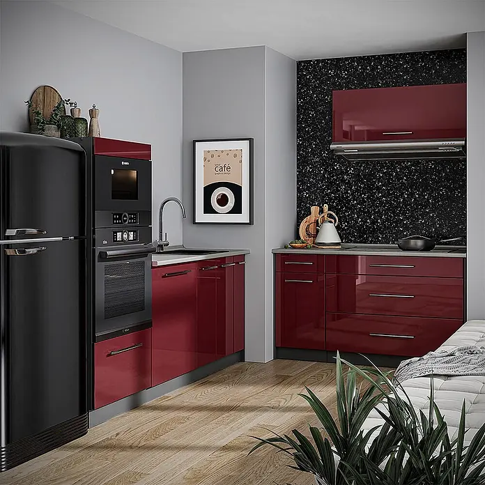 Vicco Küchenzeile - Breite: 340 cm, Bordeaux Hochglanz, Ohne Elektrogeräte - Moderne Küche mit hochglänzenden roten Schränken, schwarzen Geräten und einem schwarzen Retro-Kühlschrank.