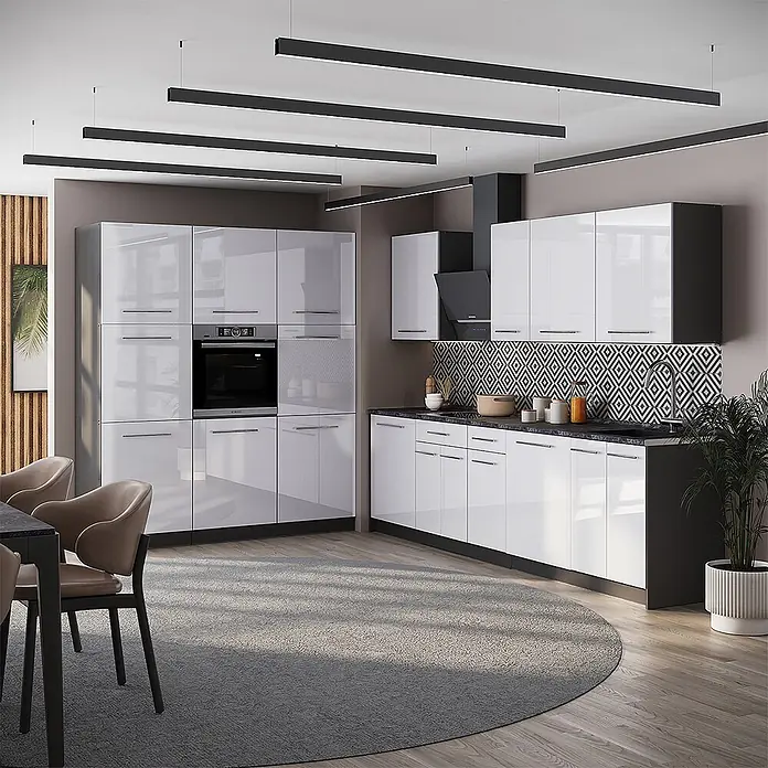 Vicco Küchenzeile - Weiß Hochglanz, Ohne Elektrogeräte - Moderne Küche mit weißen Hochglanzschränken, schwarzen Arbeitsplatten und einer schwarz-weiß gefliesten Rückwand.