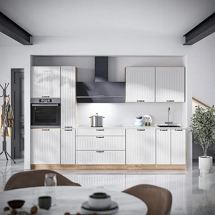 Apothekerschrank Fame-Line 20 cm Weiß Landhaus Art.-Nr. 61666 -  - Moderne Küche mit weißen geriffelten Schränken, dunklen Griffen, integriertem Ofen, Dunstabzugshaube und Spüle.