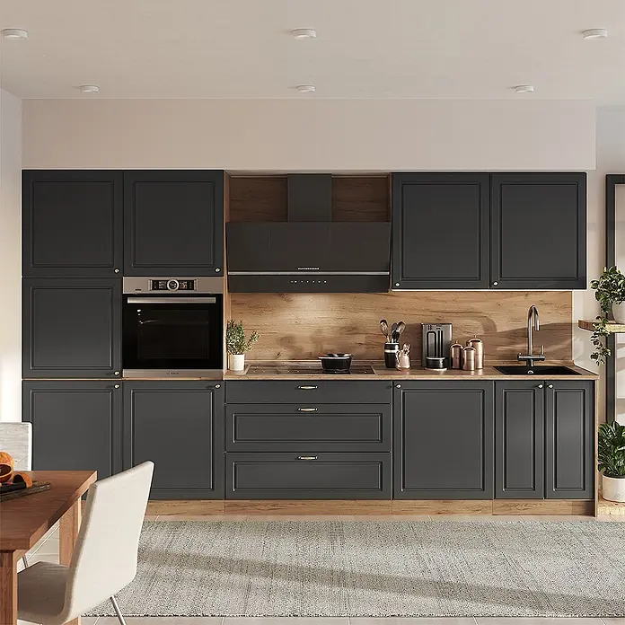 Vicco Küchenzeile - Breite: 340 cm, Anthrazit-Gold Landhaus, Ohne Elektrogeräte - Eine moderne Küche mit dunkelgrauen Schränken, goldfarbenen Beschlägen, heller Holzplatte und Spritzschutz, integriertem Backofen, Kochfeld und Dunstabzug.