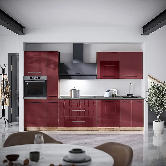 Vicco Küchenzeile - Bordeaux Hochglanz, Ohne Elektrogeräte - Moderne Küche mit hochglänzenden weinroten Schränken, integriertem Backofen, Kochfeld und Spüle, unter einer schwarzen Dunstabzugshaube.