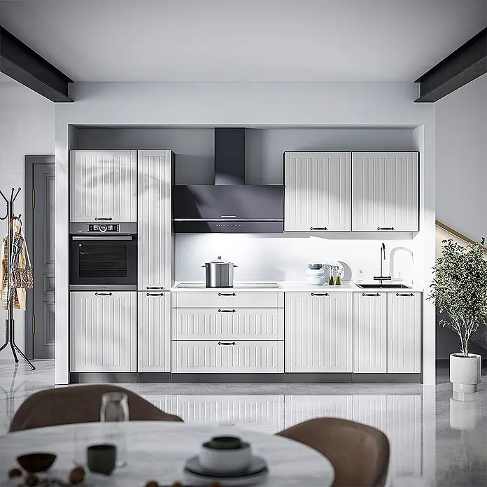 Vicco Küchenzeile - Breite: 310 cm, Weiß Landhaus, Ohne Elektrogeräte - Weiße Küche mit strukturierten Schränken, dunkler Dunstabzugshaube, Einbaubackofen und Spüle zum Kochen.