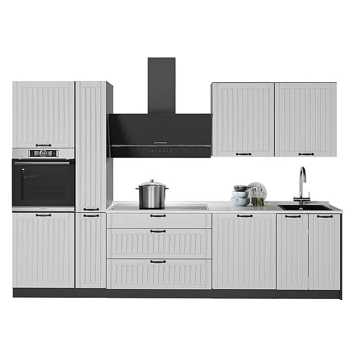 Vicco Küchenzeile - Breite: 310 cm, Weiß Landhaus, Ohne Elektrogeräte - Hellgraue Modulküche mit Kassettentüren, integriertem Ofen, Kochfeld und schwarzem Dunstabzug. Dunkle Griffe.