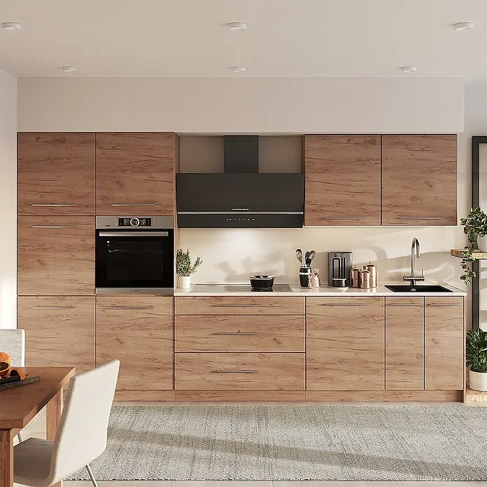 Vicco Küchenzeile - Breite: 340 cm, Goldkraft Eiche, Ohne Elektrogeräte - Helle braune Holzküchenschränke mit integriertem Ofen, Kochfeld, Spüle und Dunstabzugshaube in einer modernen Küche.