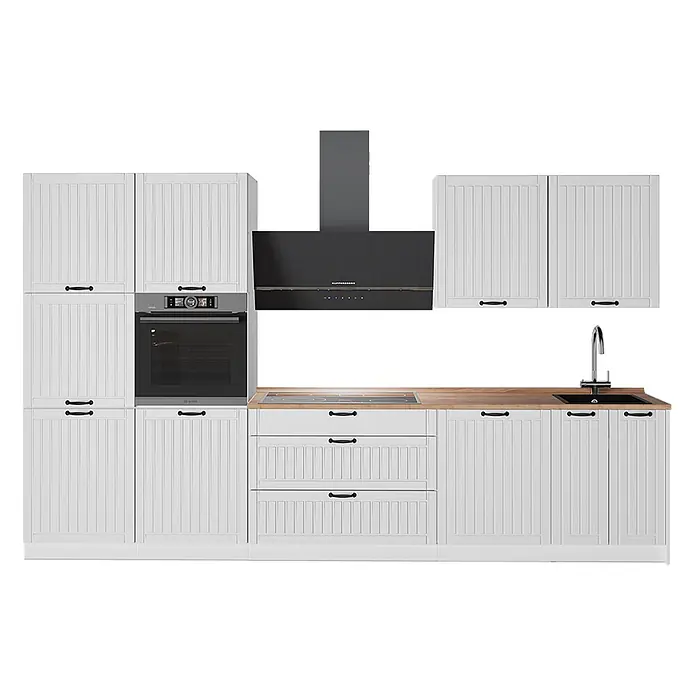 Vicco Küchenzeile - Breite: 340 cm, Weiß Landhaus, Ohne Elektrogeräte - Weiße Paneelküchenzeile mit integriertem Backofen, Kochfeld, dunkler Dunstabzugshaube, Holzarbeitsplatte und Spüle.
